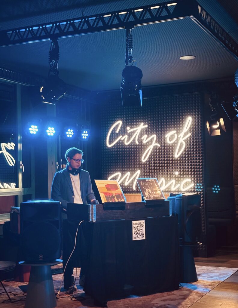 Vinyl DJ Schally